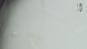 將浸泡了30分鐘的米放入電飯煲中，在水中加入半勺油。