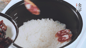 開蓋觀察飯，水微微收干，放入切好的金字香腸、醬肉、醬肉香腸。