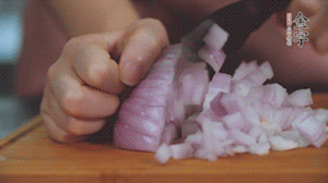 2.半個(gè)青椒、半個(gè)黃椒切圈、一個(gè)洋蔥切丁、三個(gè)白蘑菇切片備用。