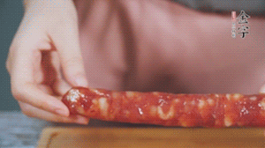 金字火腿肉香腸切成片狀。