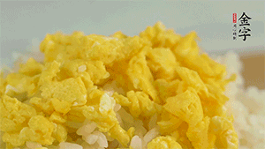 將雞蛋碎、西蘭花碎和放涼的米飯混合，用少許鹽、橄欖油調(diào)味。