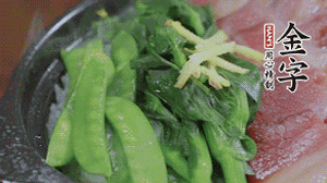 燜好的米飯開蓋，放入菜心、荷蘭豆，澆上調(diào)味汁拌勻。