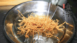 蟲草花用涼水浸泡10分鐘，干香菇溫水泡發(fā)至軟去蒂備用。蓮子、紅棗也可一同清洗干凈。