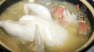 煮沸時加入蟲草花、香菇、紅棗，以料酒調(diào)味繼續(xù)小火燉煮1小時左右。