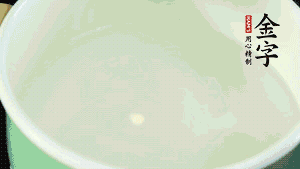 鍋中盛涼水，放入汆燙好的鴿子、火腿片、生姜片。