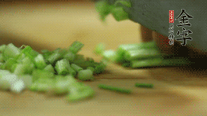 小蔥切成蔥花。