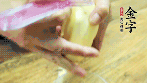 將食材洗凈，茄子、土豆切滾刀塊。