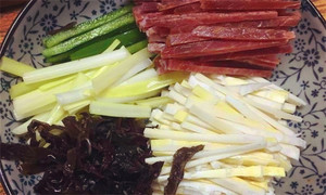 黑木耳泡發(fā)，黑木耳、韭黃、雷筍、青椒切成絲。