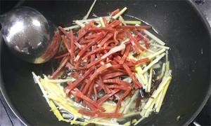 火腿絲、筍絲、黑木耳絲汆水后，瀝干。