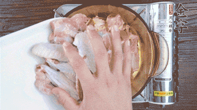 加料酒、蔥姜焯水2分鐘，清洗備用。