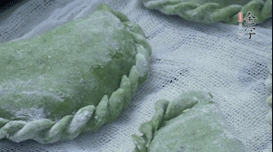 【制作】2.蒸架上墊浸濕的屜布，再放上清明果，大火蒸10~15分鐘，完成，出鍋啦！