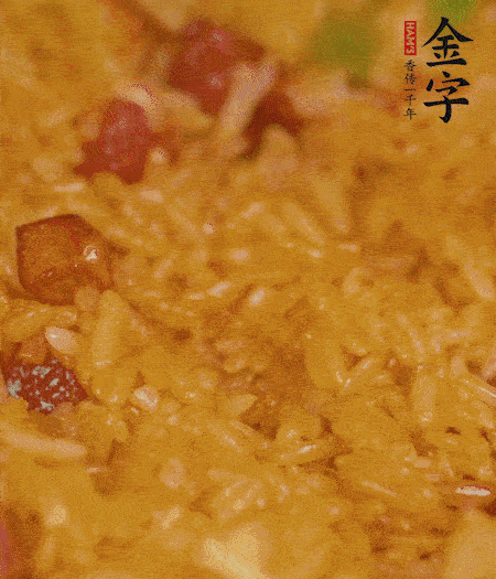 放一撮鹽、生抽少許，倒入炸好的芋頭。最后撒蔥花、蒜末翻炒均勻。