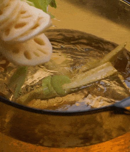 把玉米筍（對半切開）、西芹（切斜片）、蓮藕（切片），放入開水鍋內(nèi)，加點(diǎn)少許鹽、油，汆燙2分鐘。