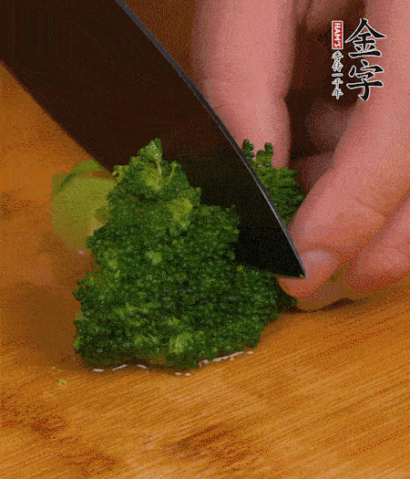 西蘭花用淡鹽水浸泡十幾分鐘后過開水焯燙熟后撈出。