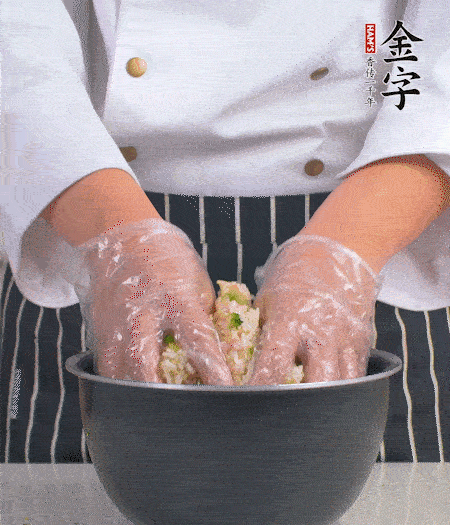 米飯中放西蘭花碎、咸肉丁，加少許黑胡椒、十來滴橄欖油拌勻。