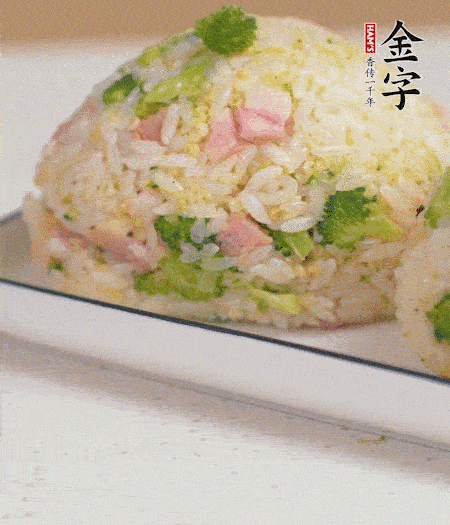 拌好的飯攥成飯團(tuán)。