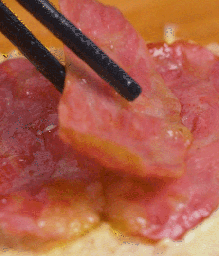 放上火腿、芝士片、生菜，再放一片土司。