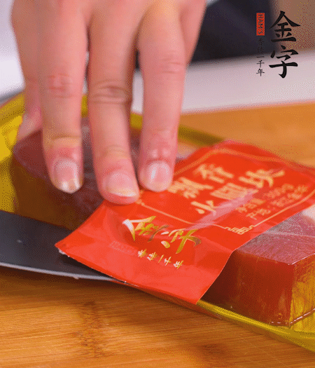 金字火腿切片，生姜切絲，蔥白切末。