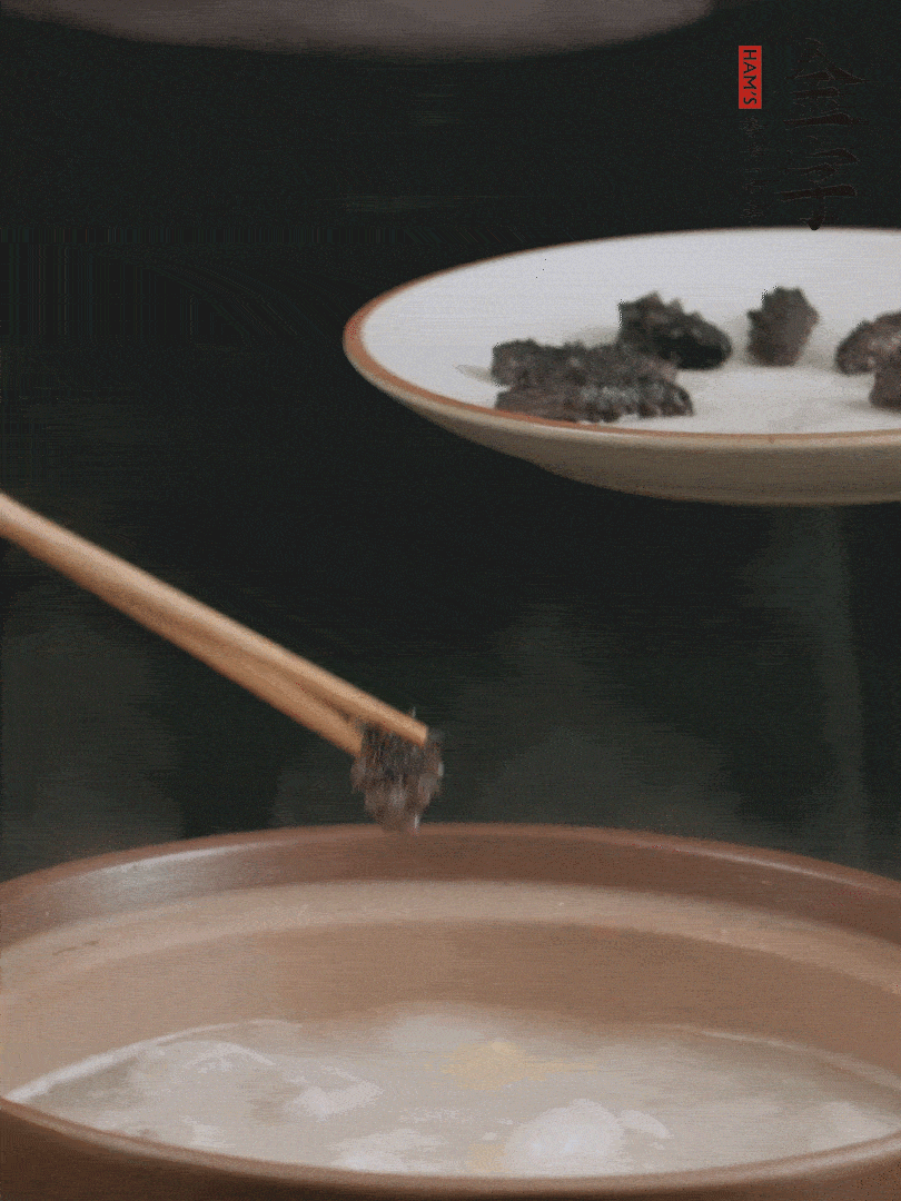 期間雞湯燉到80分鐘時(shí)，加小海參再燉10分鐘。