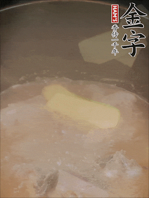排骨洗凈，加生姜、黃酒焯水，溫水洗凈備用。