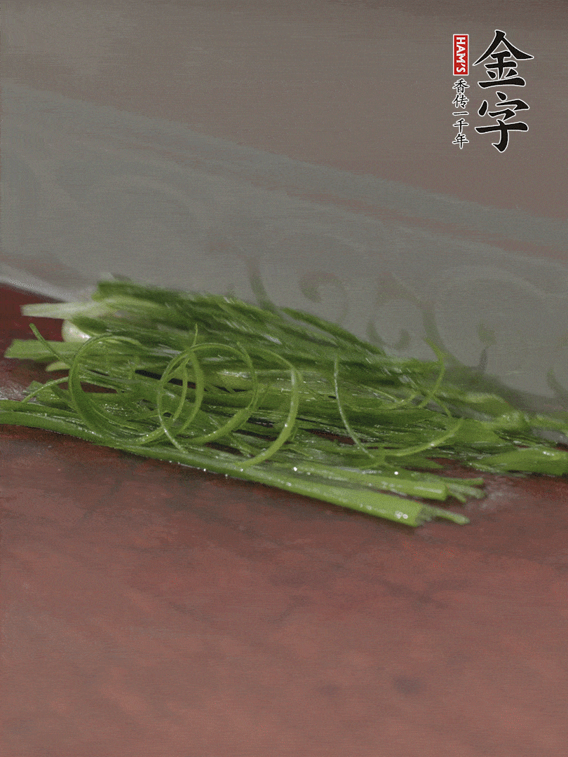 生姜切薄片，紅椒切細(xì)絲，小蔥蔥綠切細(xì)絲，泡入冰水中保持新鮮。