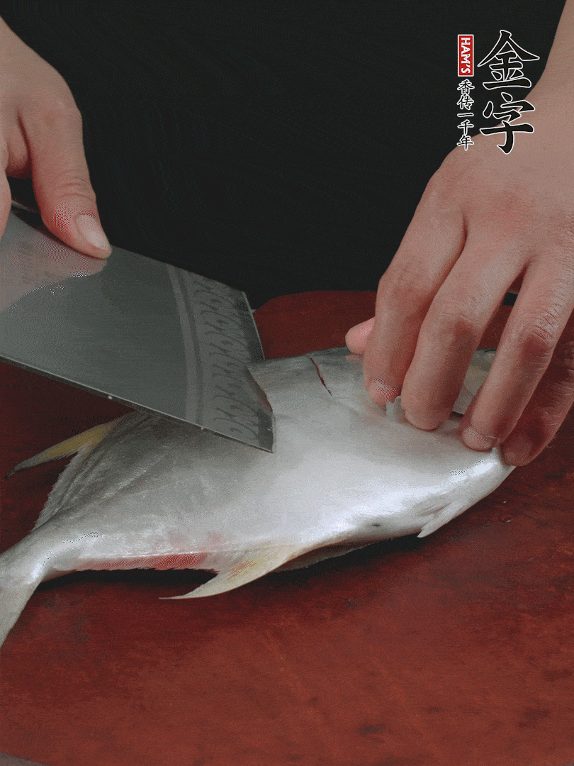 處理干凈銀鯧魚1條，表面斜刀切出花刀。