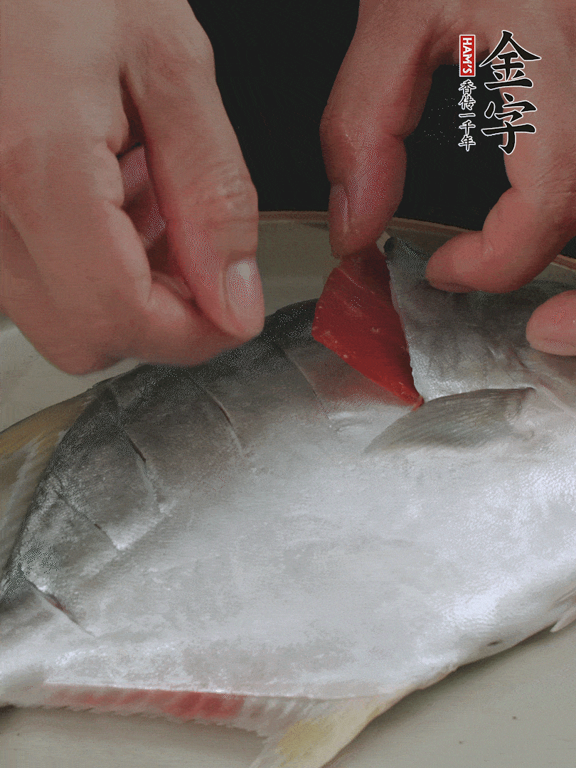 火腿片和姜片塞在刀口處，也塞一些入魚肚。