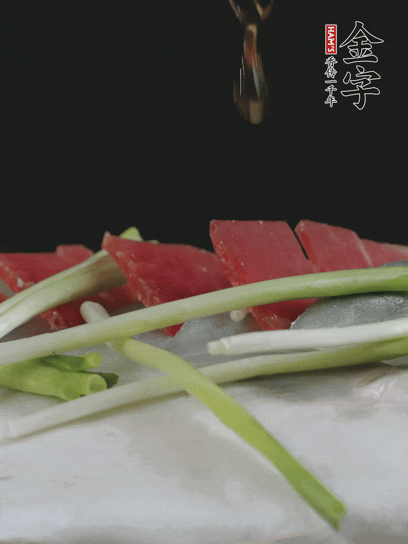 蔥白置于魚身，放適量豌豆，淋上花雕酒。