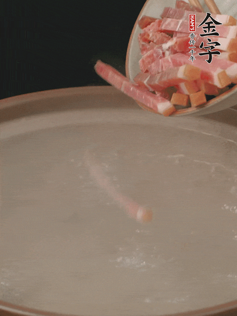 金字火腿切絲，熱水下鍋，放火腿燉煮15分鐘。
