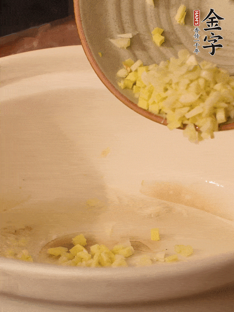 熱油下鍋，姜爆香。下冬瓜略微翻炒。