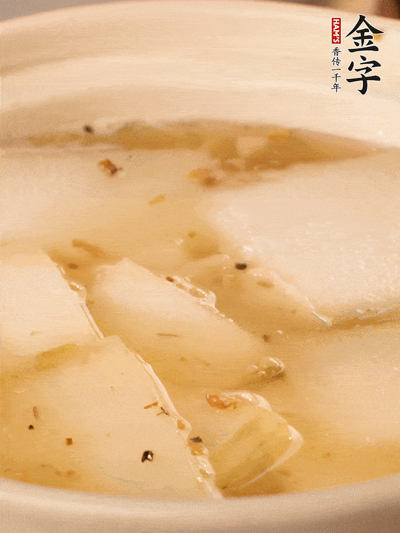 加入適量清水，再放咸肉，淋點(diǎn)黃酒添味。