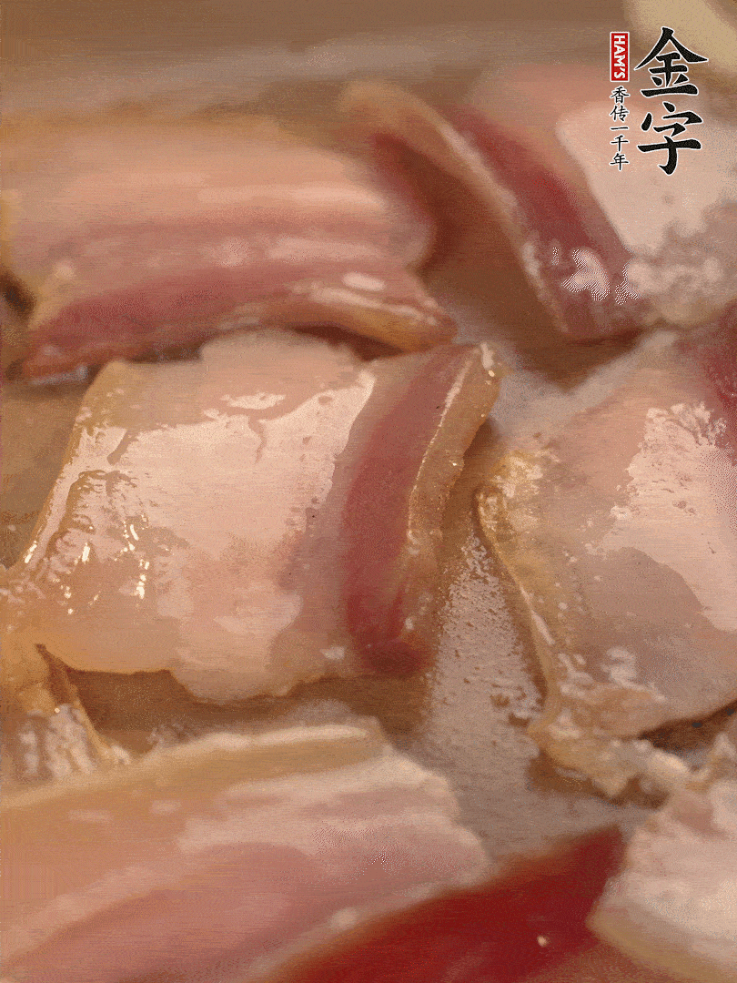 鍋中熱油煸香大蒜、咸肉。