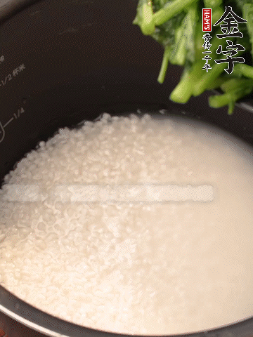 茼蒿、香腸放入浸泡好的大米，水沒(méi)過(guò)大米半指煮熟。