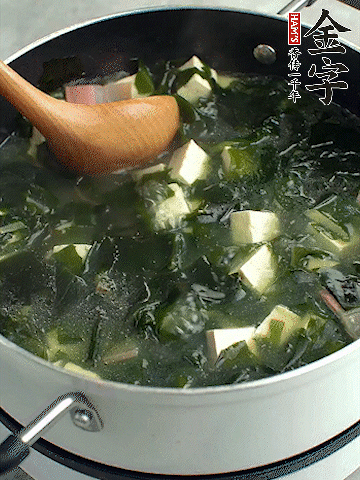 煮到沸騰后，再放入豆腐蓋蓋子煮3分鐘。