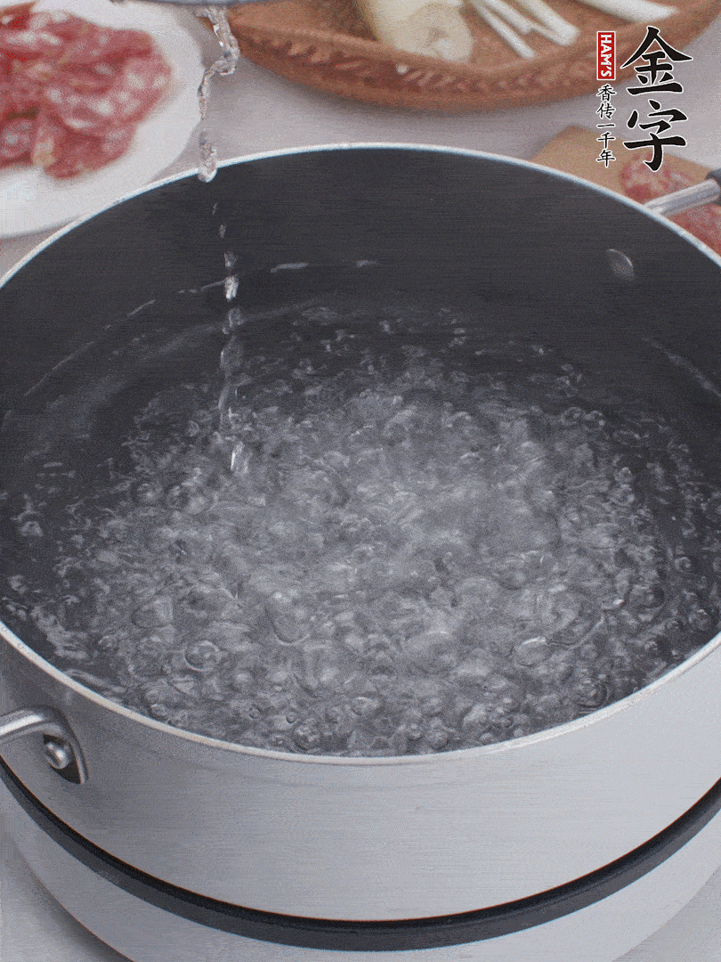 春筍去殼切片，焯水3分鐘。