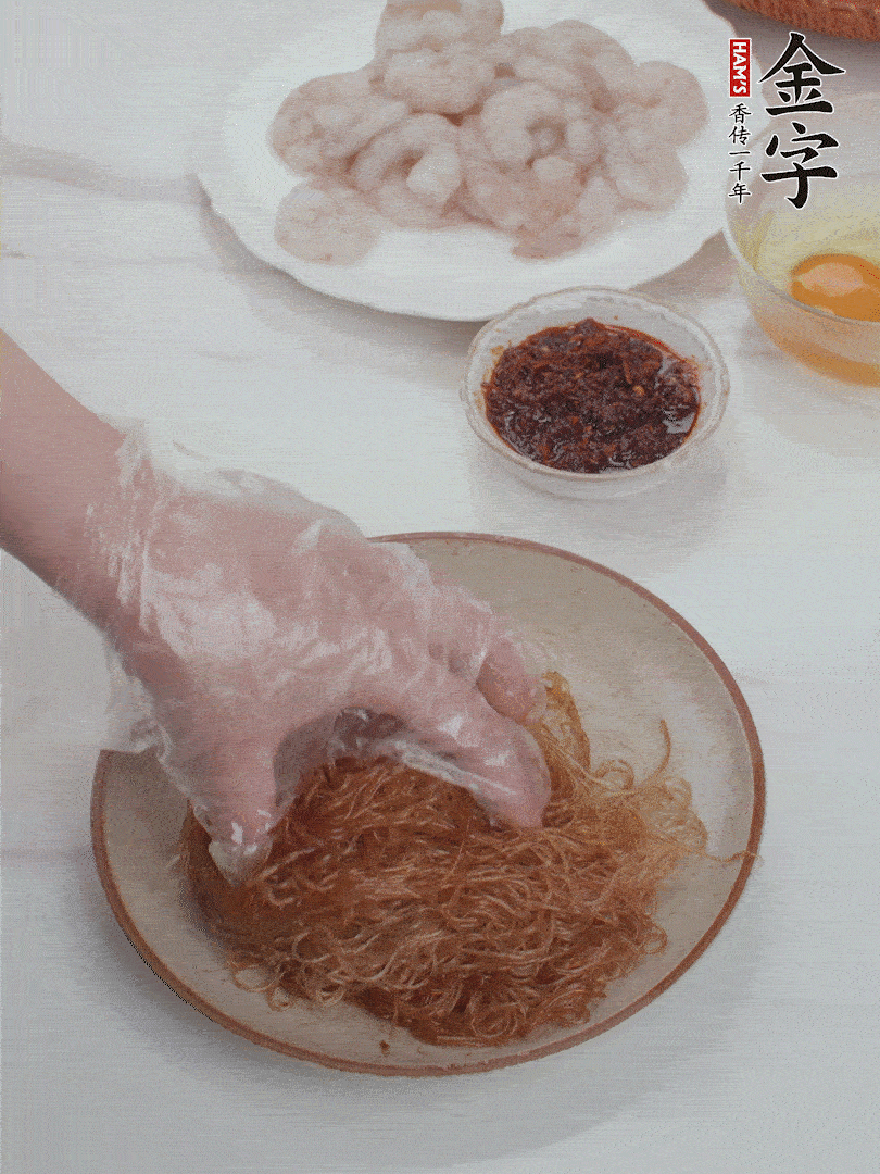 粉絲泡軟后，入沸水煮10秒，撈出后加1/2勺老抽、1/2勺食用油挑松。