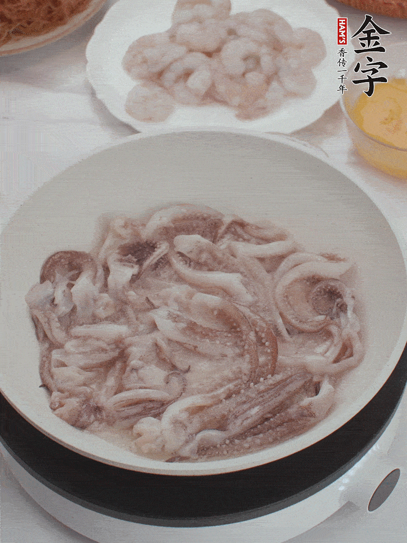 蝦仁、魷魚滑油，蛋液炒制半熟。