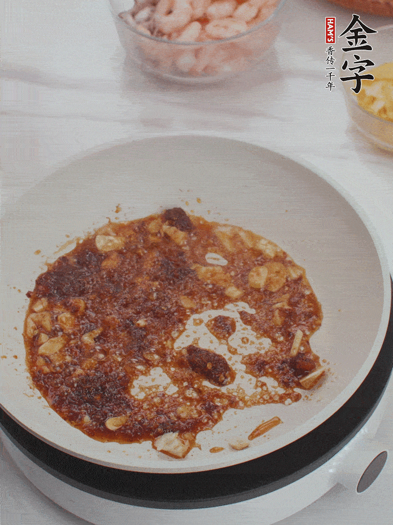 冷鍋熱油，1大勺金字火腿XO醬、蒜末炒香，倒粉絲一起炒。