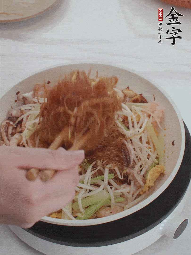 放焯好水的香芹、豆芽翻炒挑松。