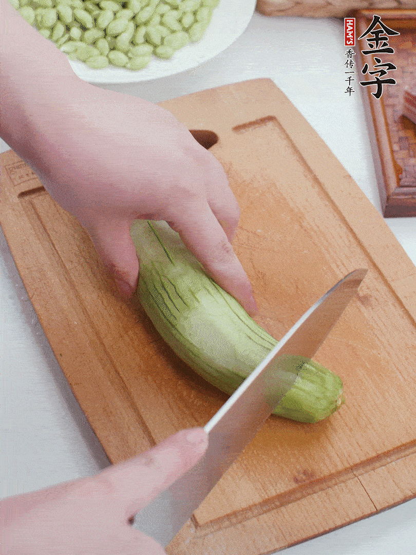 絲瓜去掉外皮，去掉兩端，切成滾刀塊。