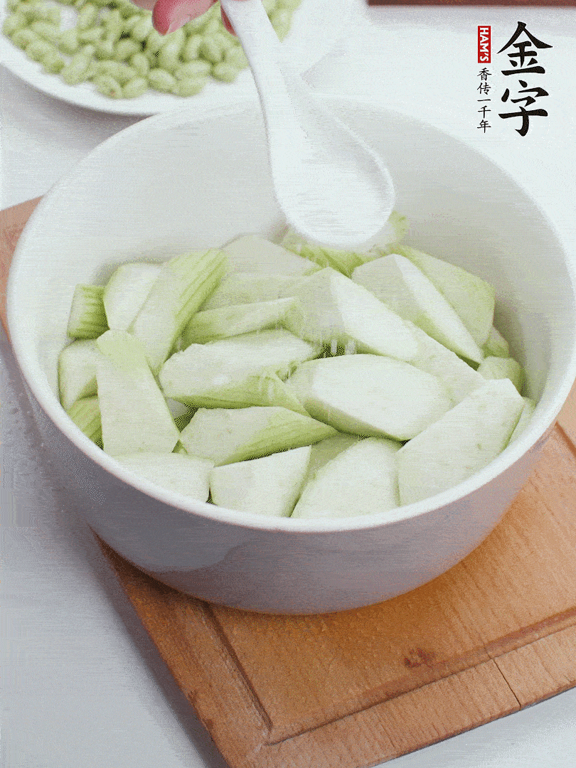 水中加1勺鹽浸泡，防止變黑。
