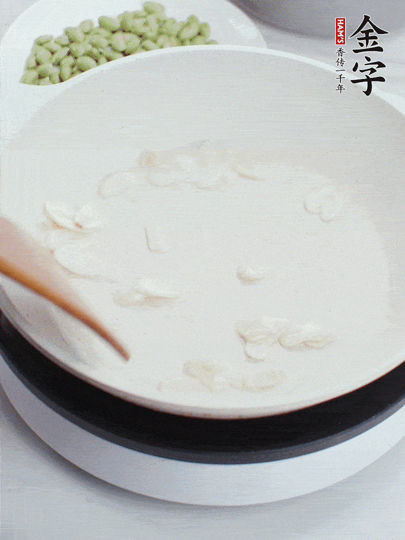 金字淡咸肉煮15分鐘，撈出切片。油5成熱時，蒜末、咸肉爆香。