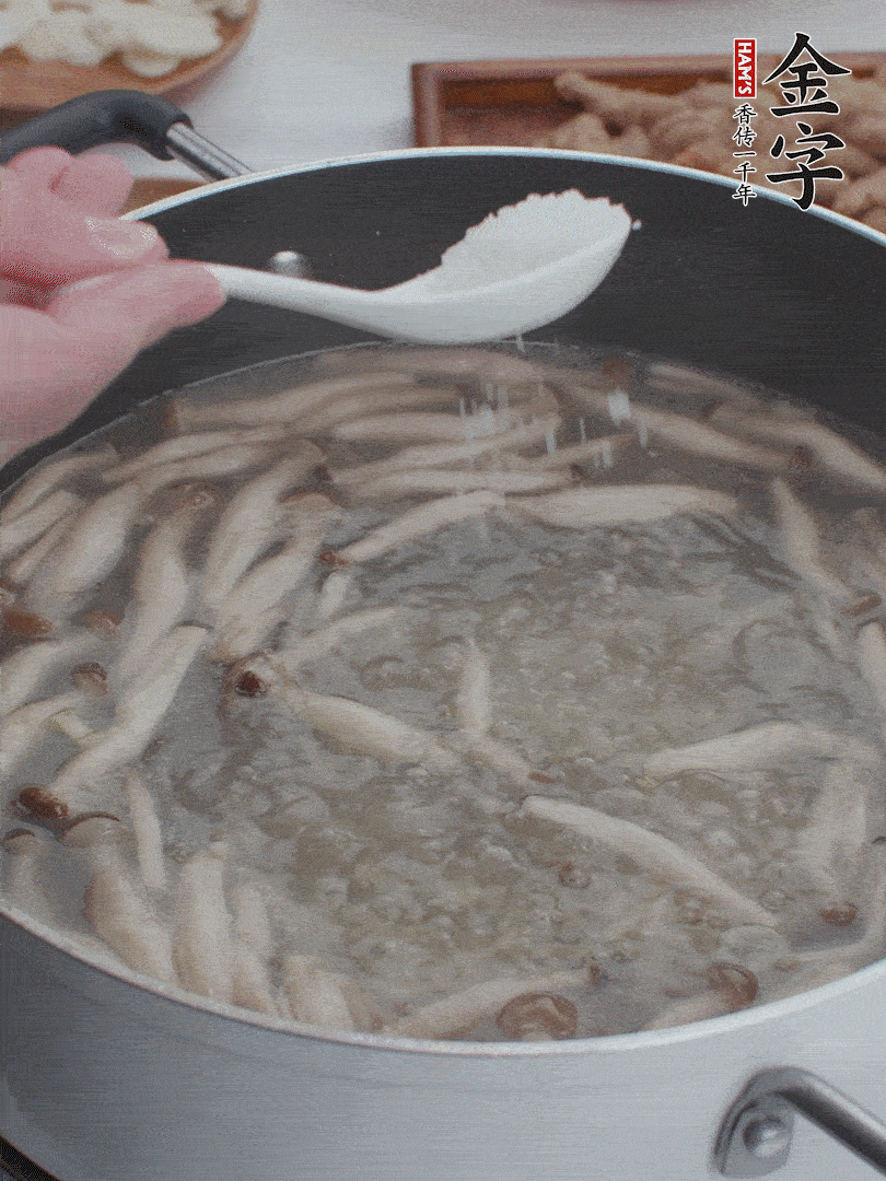 1勺鹽、一點(diǎn)胡椒粉調(diào)味。