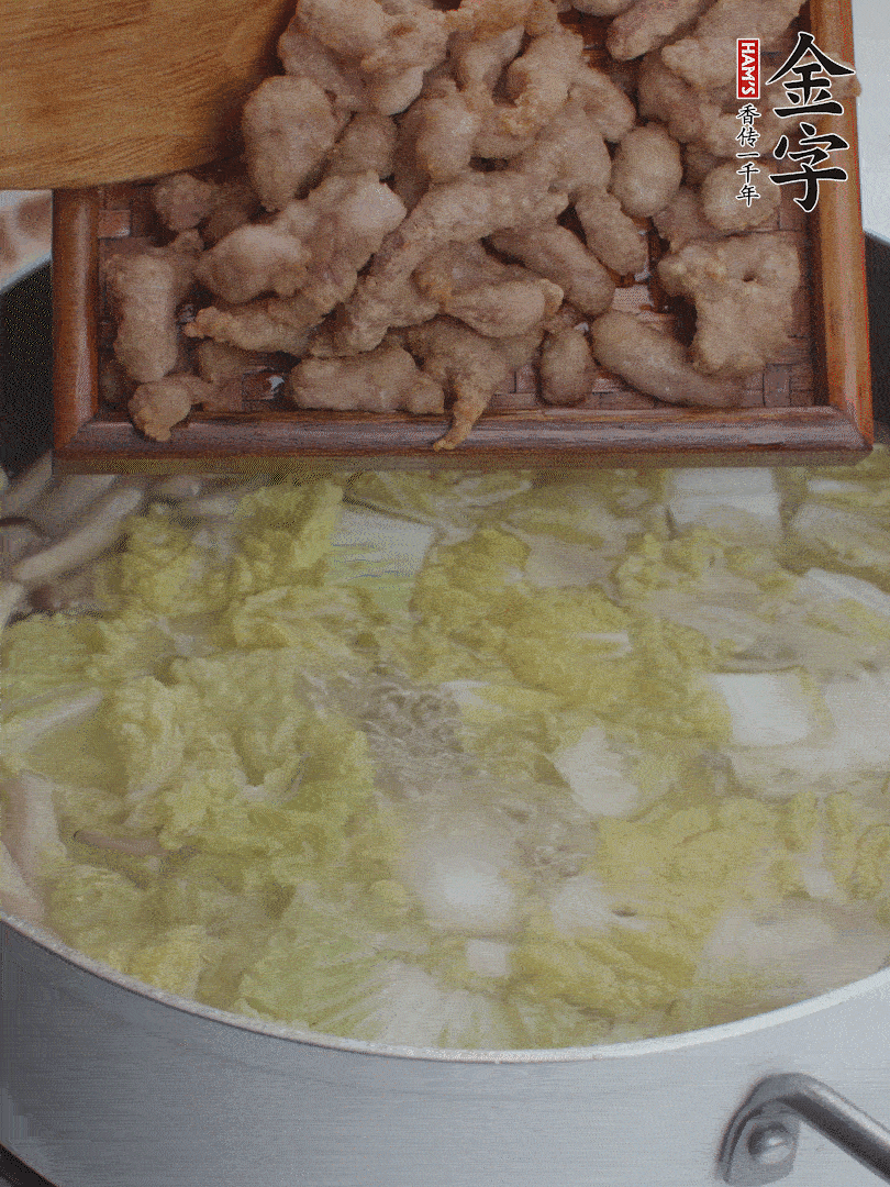 水開(kāi)后煮10分鐘，下娃娃菜、小酥肉煮3分鐘。