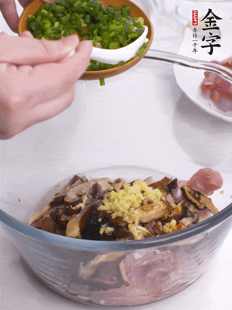 雞肉、香菇混合，加清水1/3杯、料酒1勺、蠔油1勺、鹽1勺、糖1/4勺、白胡椒1/4勺、食用油1勺、香油1/4勺、姜末、蔥花，攪拌均勻腌制2小時(shí)。