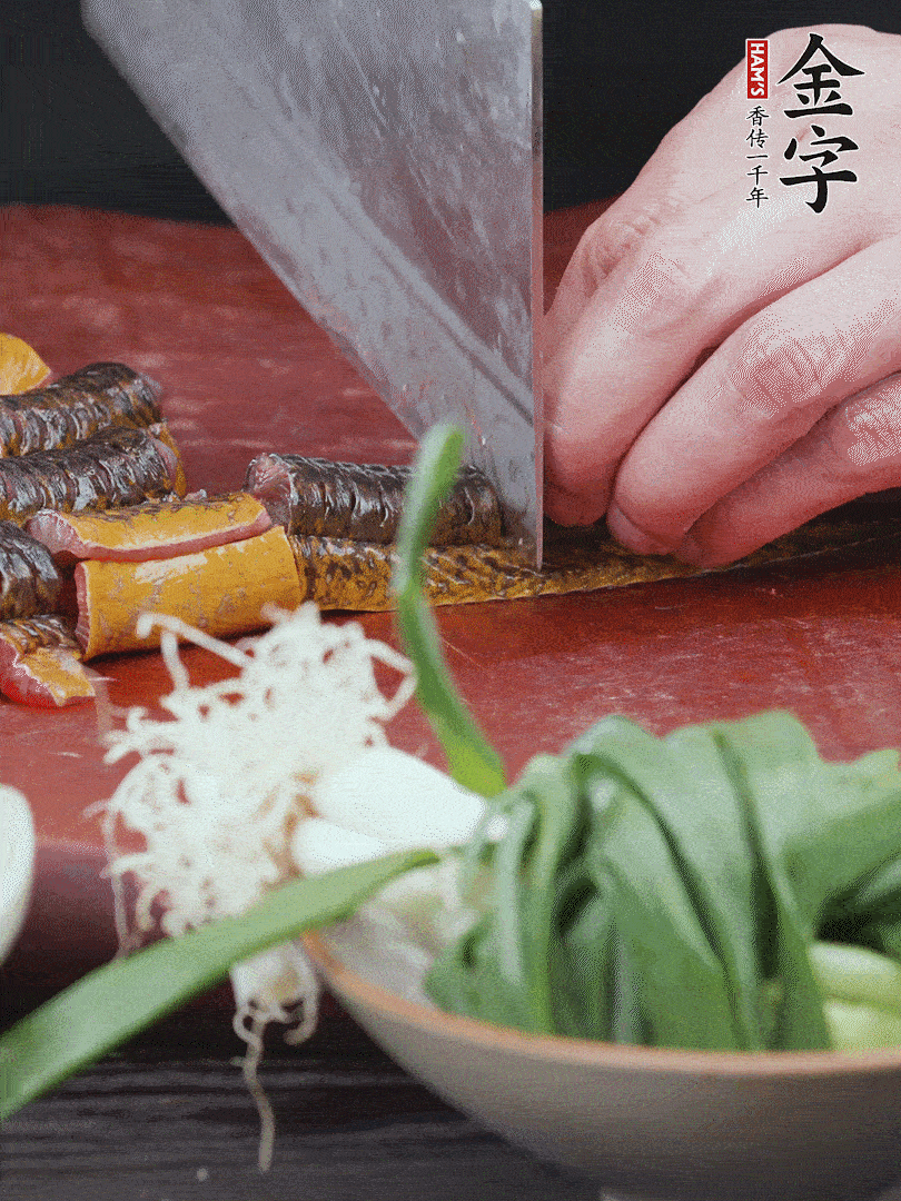 黃鱔去內(nèi)臟洗凈，切花刀斬段。沸水下鍋，加黃酒焯水去血沫。
