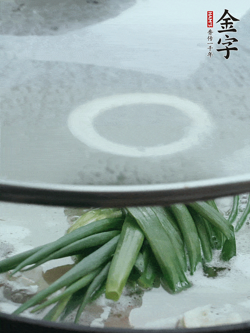 加蔥結(jié)去腥，大火開后中火燒20分鐘。