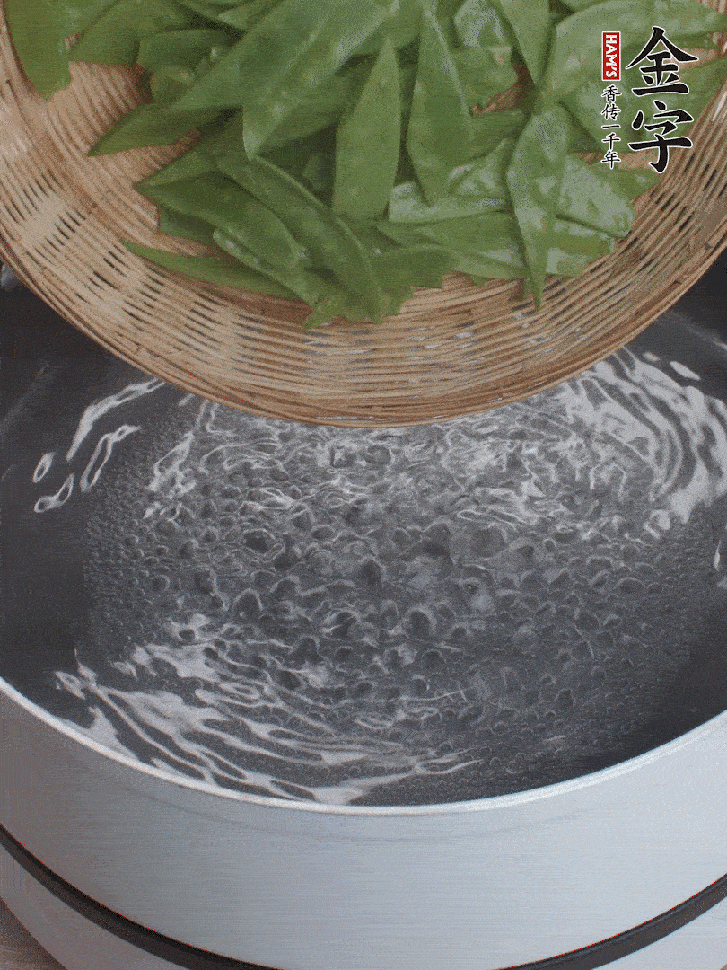 甜豆莢撕掉老筋，斜切兩半，焯水1分鐘。