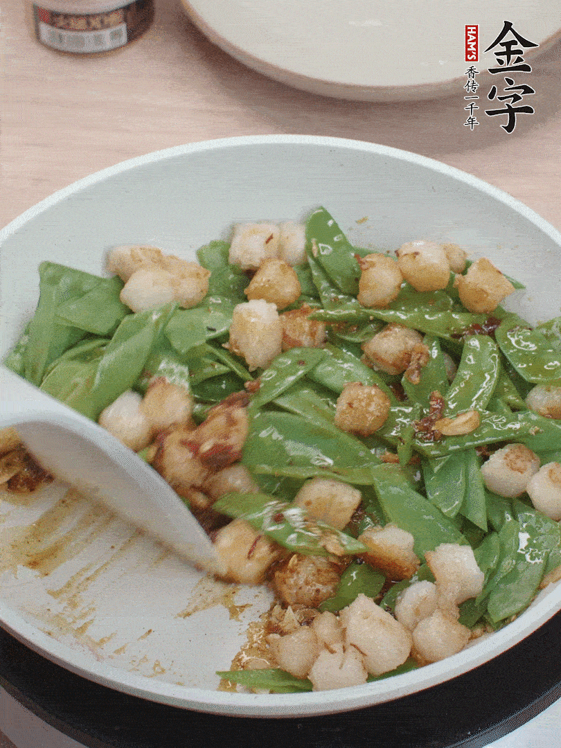 下甜豆莢、鮮貝輕輕翻炒均勻。