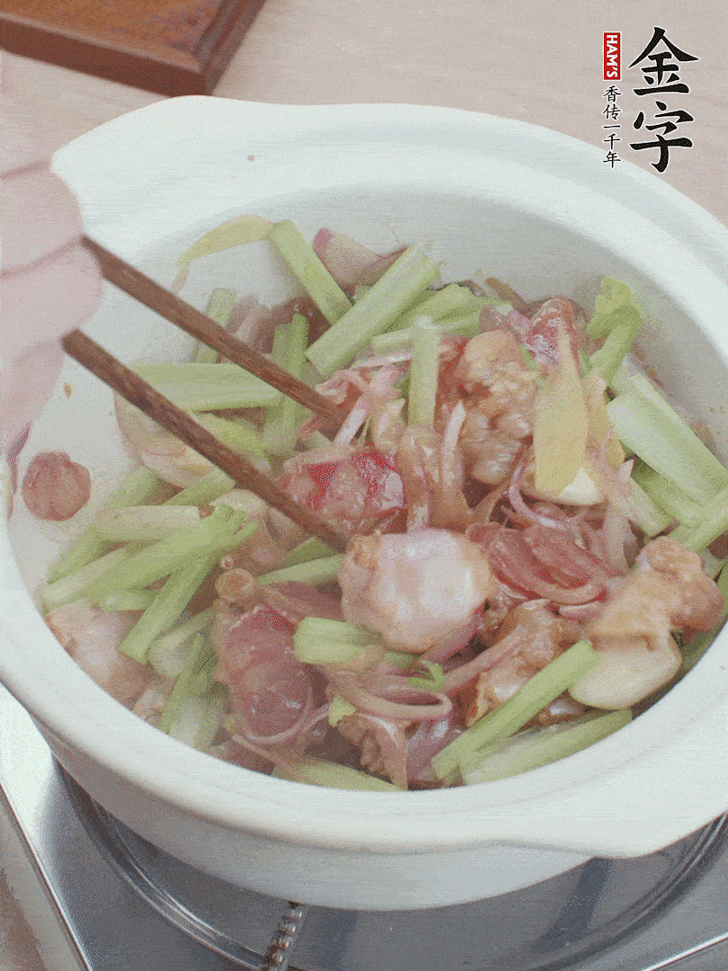 下牛蛙、芹菜、香腸翻炒。